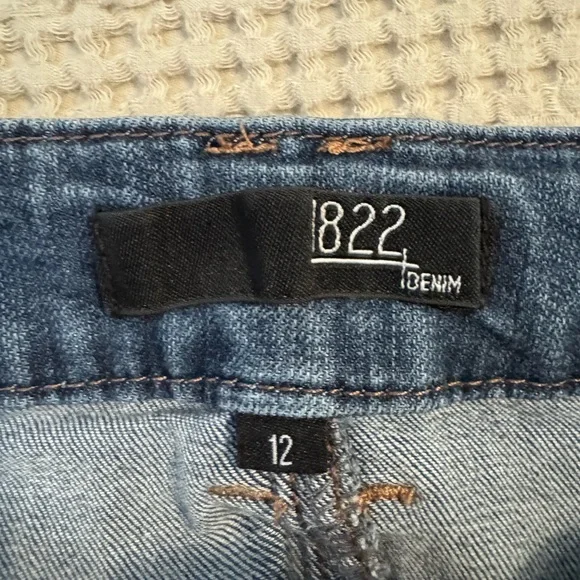 1822 LADIES JEANS DISTRESSED WITH RAW HEM SIZE 12 - Picture 4 of 8